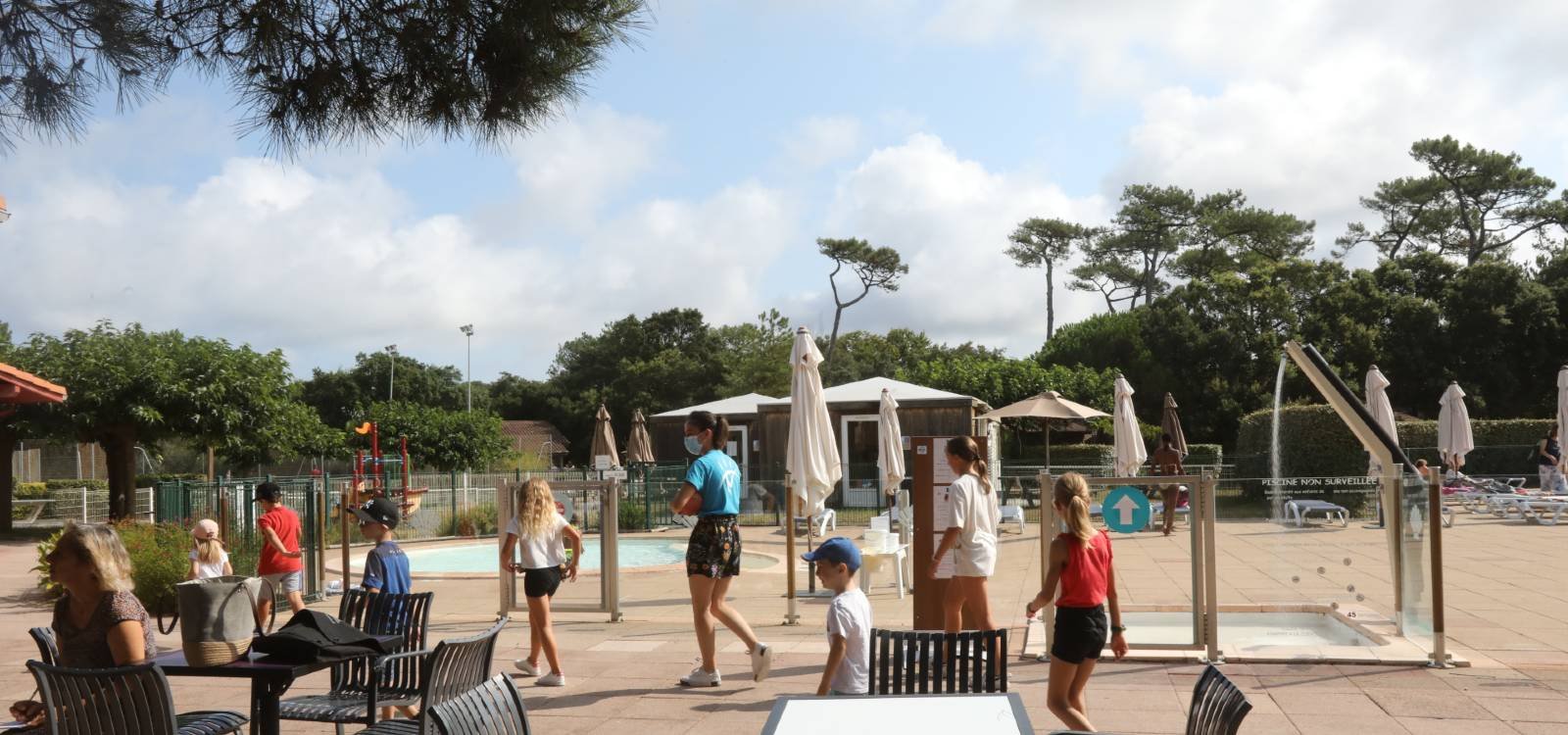 Au village-vacances La Forêt des Landes à Tarnos, labellisé « Afnor mesures sanitaires Covid-19 », les 130 hébergements en chalets de bois sont quasi-complets.