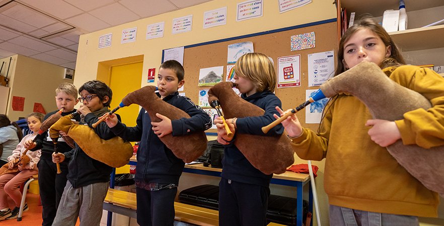 Musiques traditionnelles : un orchestre avec les CE2 à Saint-Martin de Seignanx