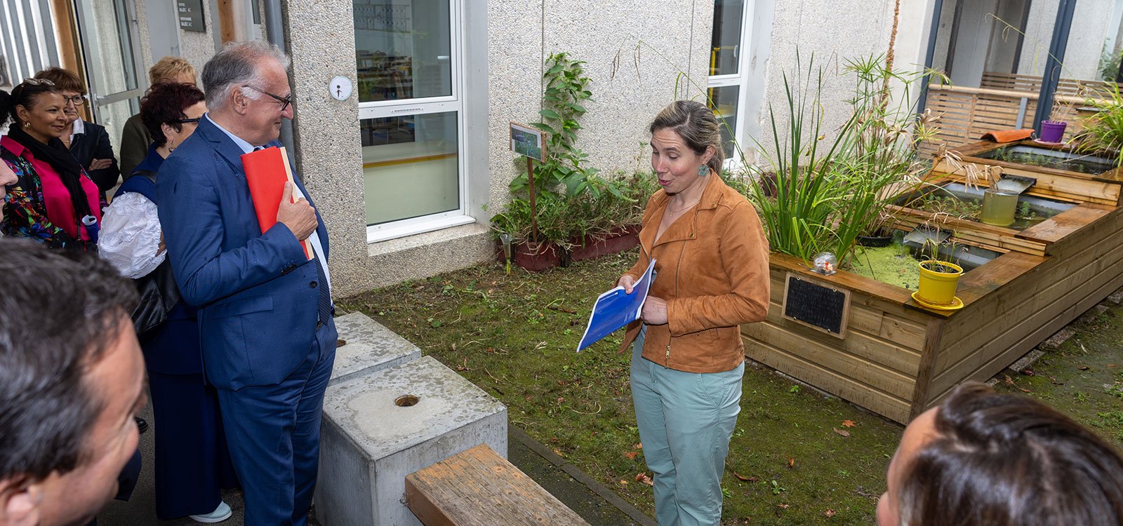 Esther Curutchet, coordinatrice du dispositif Ulis à Cap de Gascogne, devant le jardin réalisé par des élèves en situation de handicap